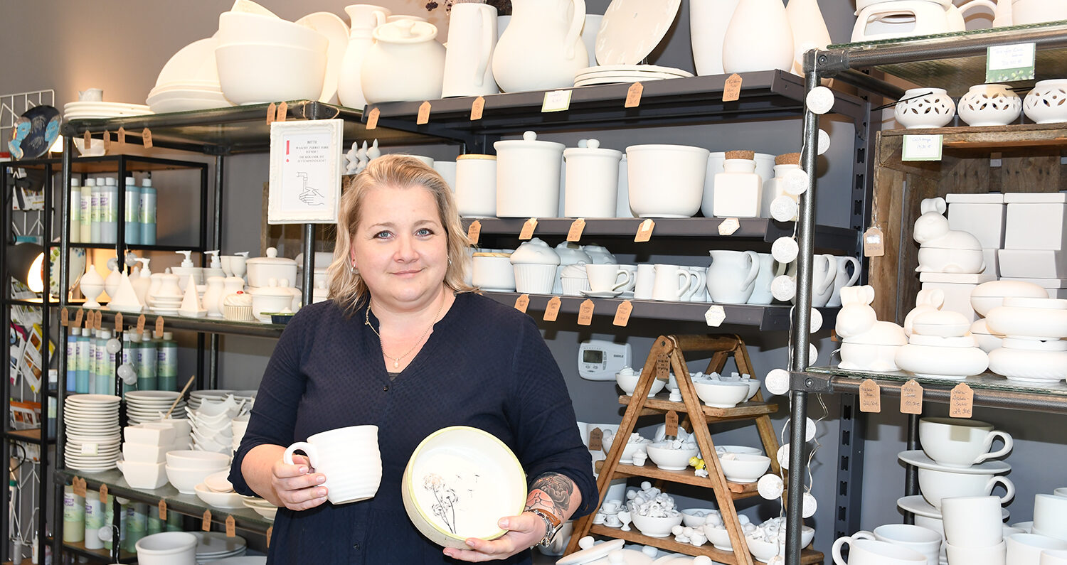 In „Mary’s Keramik Café“ können die Gäste bei einer Tasse Kaffee oder Tee und einem Stück Kuchen kreativ werden und Porzellan bemalen. Die Idee hat Gründerin Marina Hillary aus England mitgebracht.