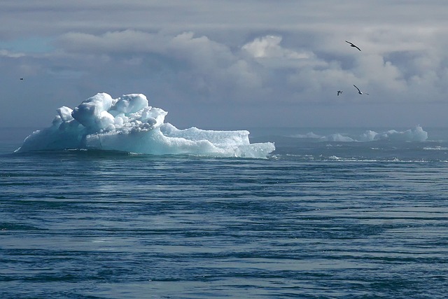 Ein schmälzender Eisberg im Wasser