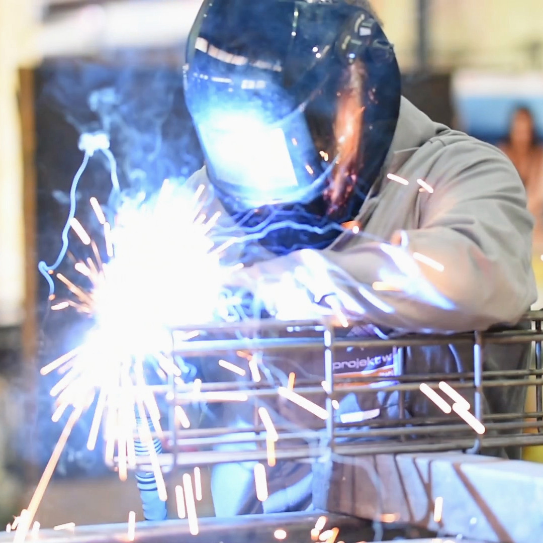 Dennis Niedra macht eine Ausbildung zum Konstruktionsmechaniker bei projekt w - Systeme aus Stahl in Salzkotten